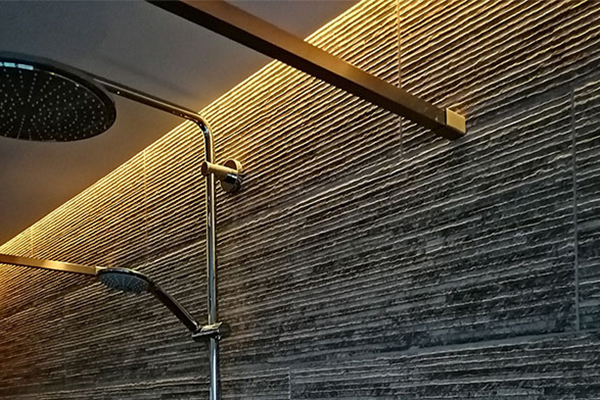 verlichting badkamer plafond douche detail