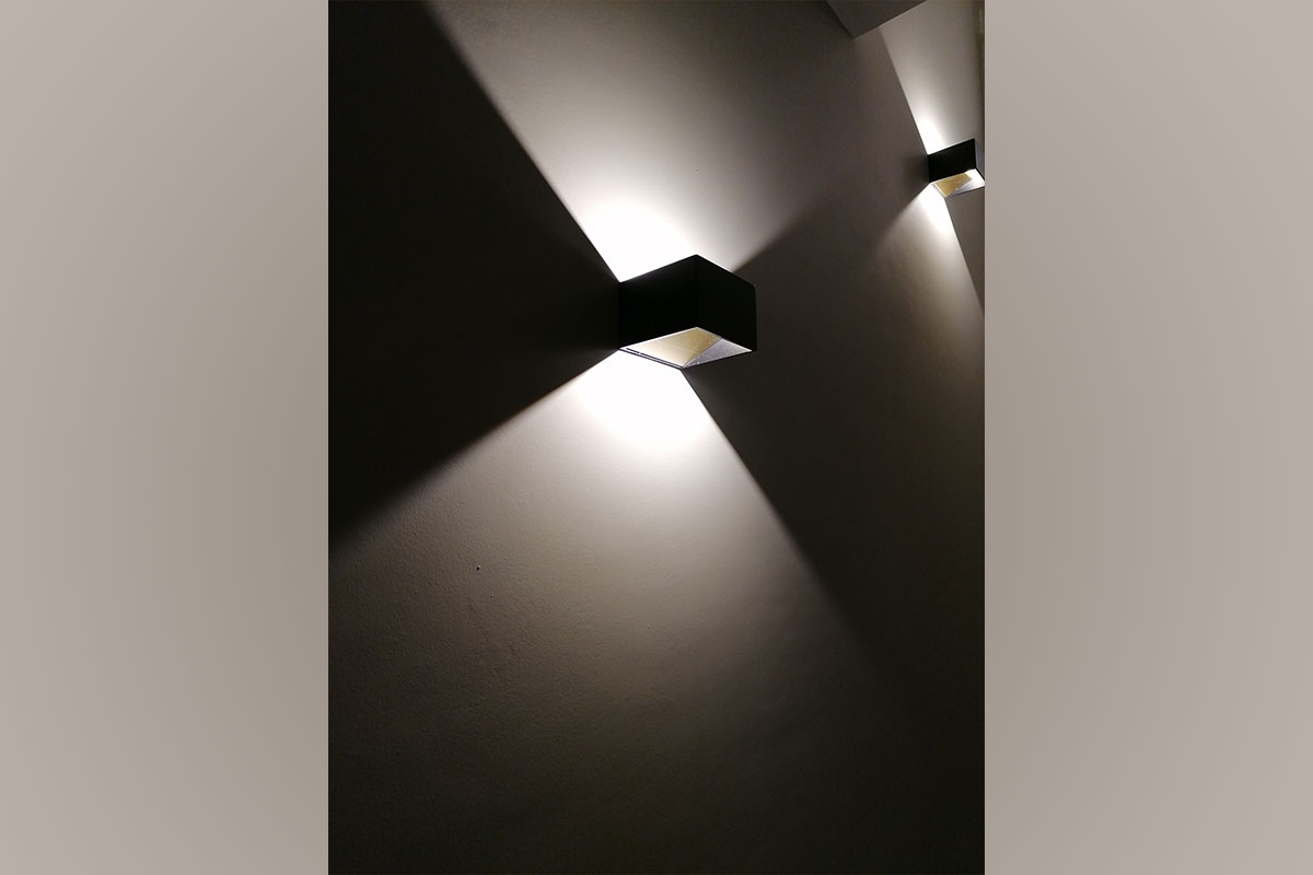 zwarte wandlamp beige muur